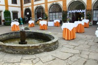 /album/fotogalerie-zamek-choltice-pohadkovy-zamek-music-club-a-restaurace/stolovani-na-nadvori-choltice-jpg1/